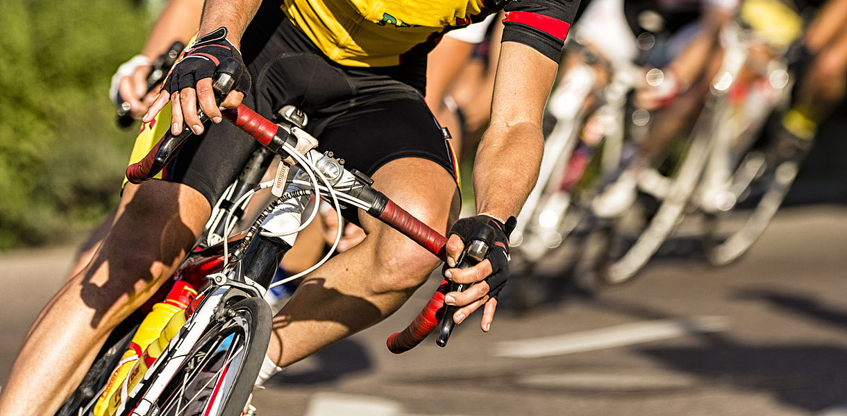 peloton cycliste sur la route 