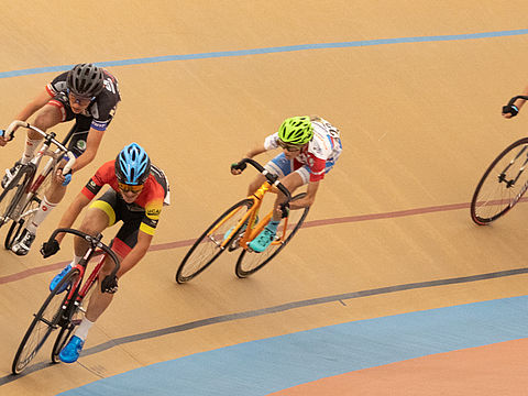 Cyclistes au Vélodrome Raymond Poulidor